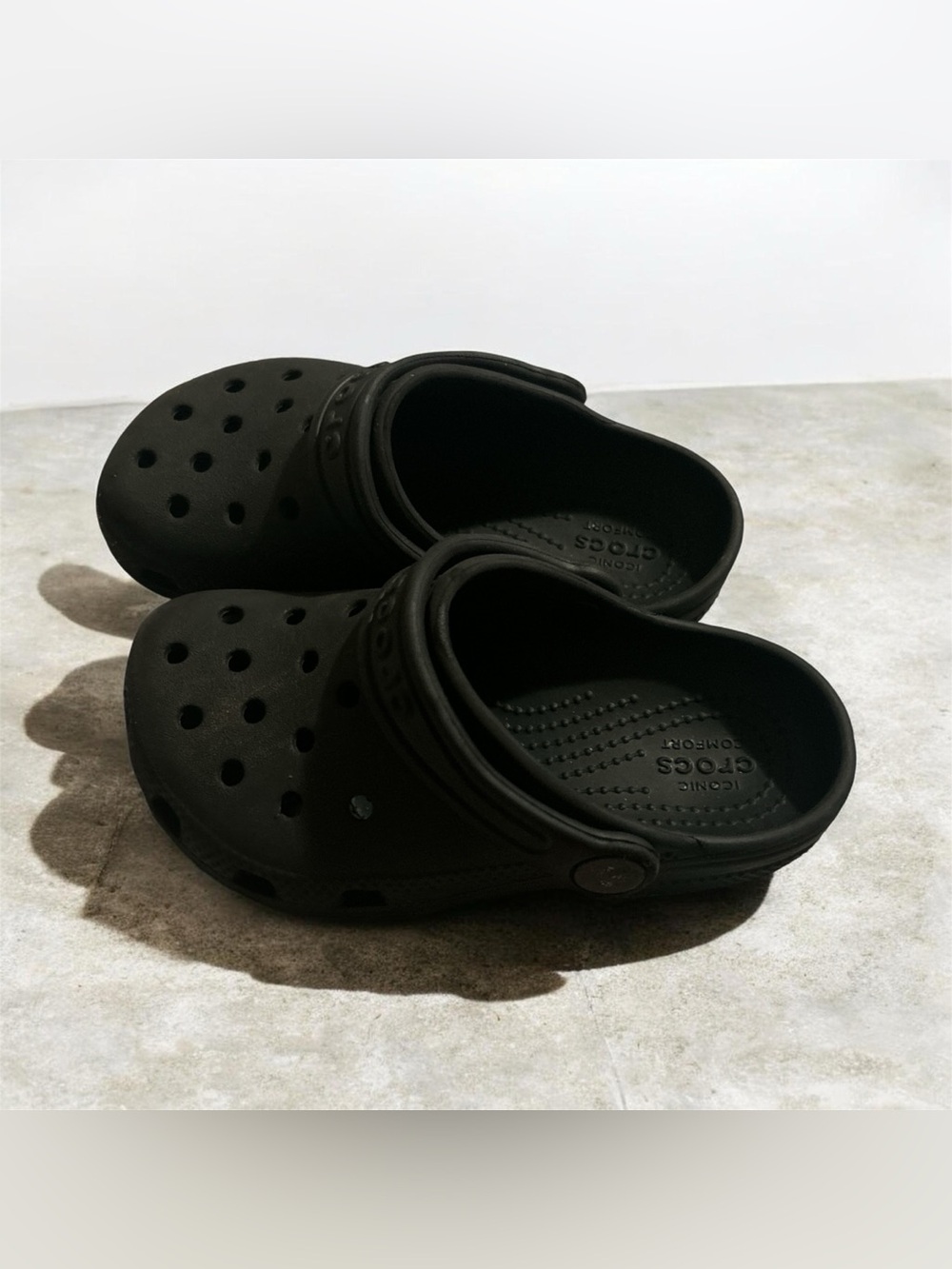 CROCS Classic Clog in Dark Brown